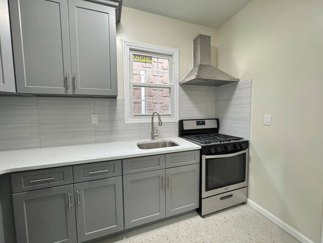250 E 207th St in Bronx, NY - Building Photo - Building Photo
