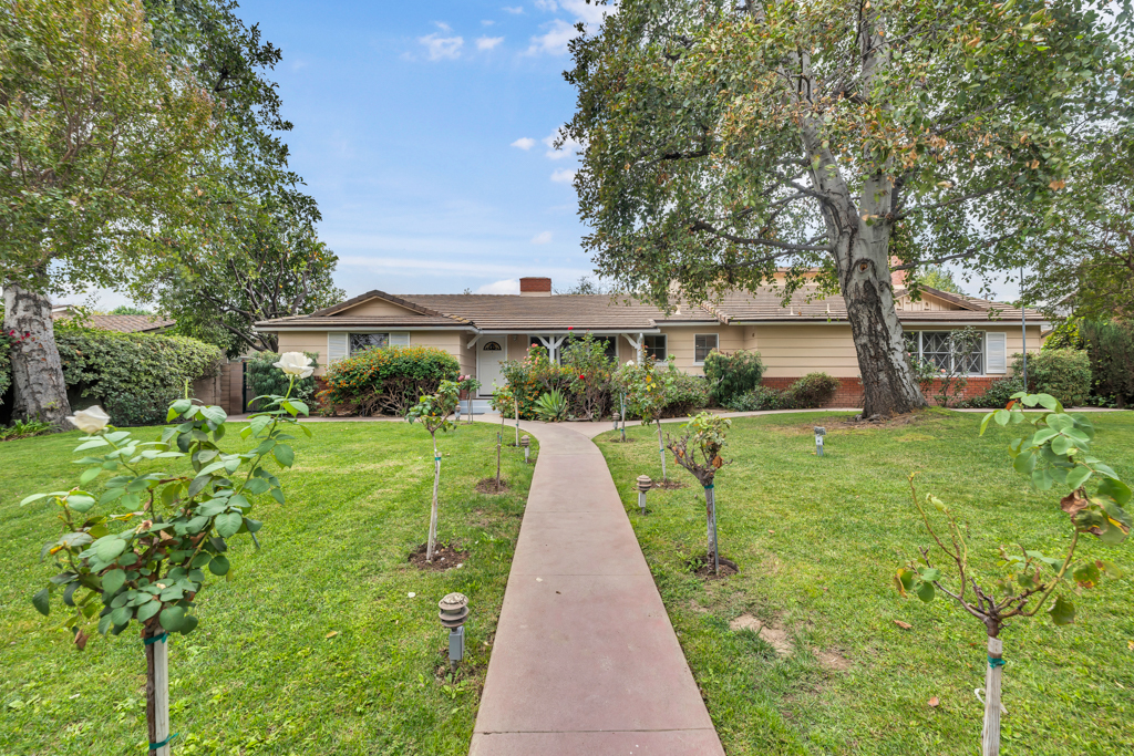 9339 Louise Ave in Northridge, CA - Foto de edificio