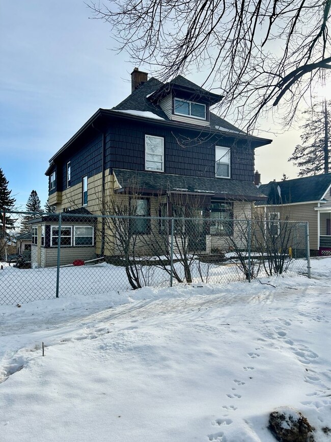 property at 624 E 6th St