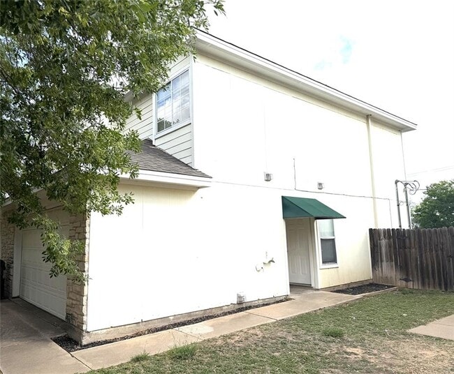 1512 S Medina St in Lockhart, TX - Building Photo - Building Photo