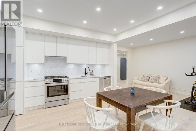 27 Scotland Rd in Toronto, ON - Building Photo - Building Photo