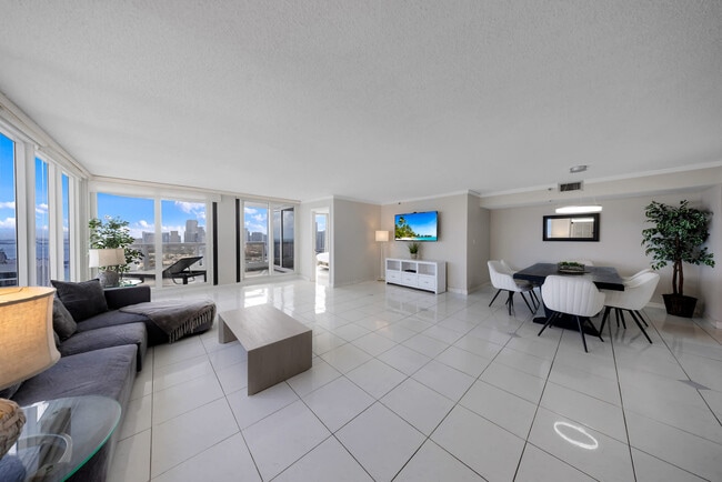 1717 N Bayshore Dr in Miami, FL - Building Photo - Building Photo