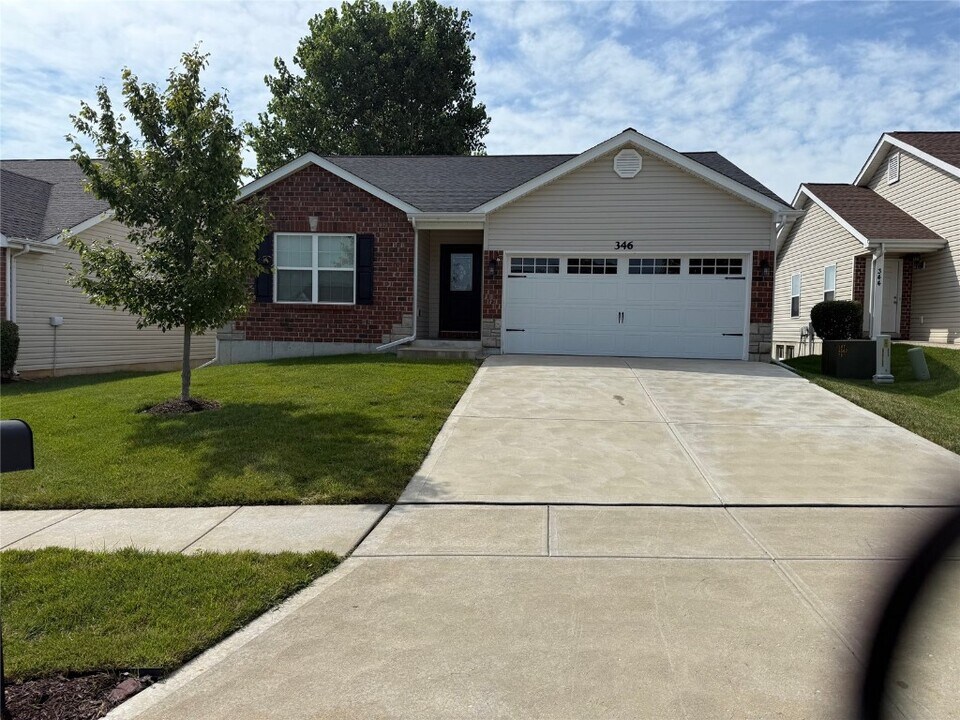 346 Stone Village Dr in Wentzville, MO - Building Photo