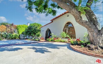 10630 Wellworth Ave in Los Angeles, CA - Building Photo - Building Photo