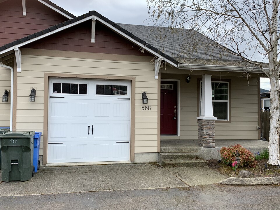 568 E Central Ave in Sutherlin, OR - Building Photo