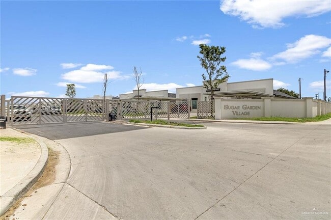 901 Sugar Gdn Dr in Pharr, TX - Building Photo - Building Photo