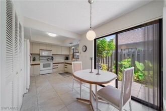 878 Meadowland Dr in Naples, FL - Foto de edificio - Building Photo