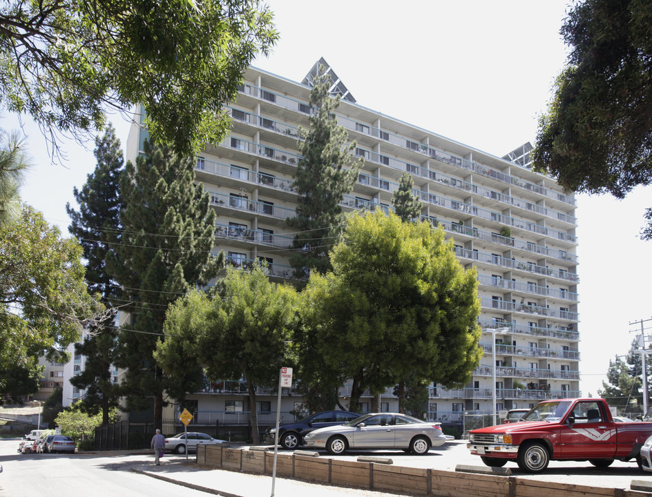 Valdez Plaza in Oakland, CA - Foto de edificio