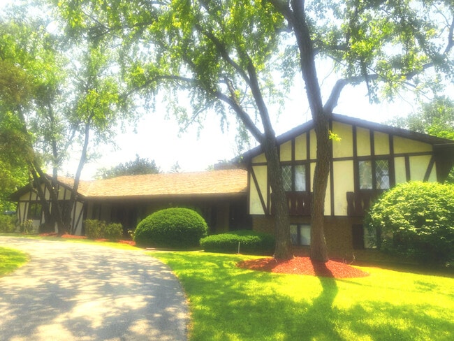 property at 44 Kingston Dr