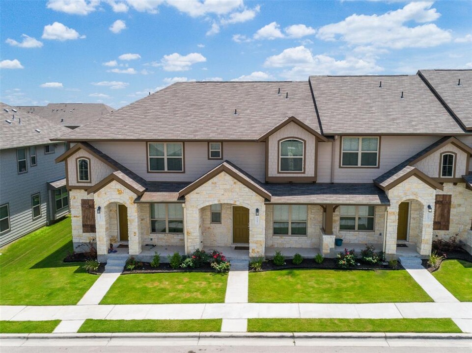 713 Coconut Grove St in Pflugerville, TX - Foto de edificio