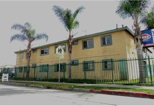 10700 S Main St in Los Angeles, CA - Foto de edificio - Building Photo