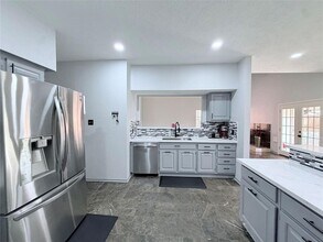 7015 Puerta Vista Ln in Houston, TX - Foto de edificio - Building Photo