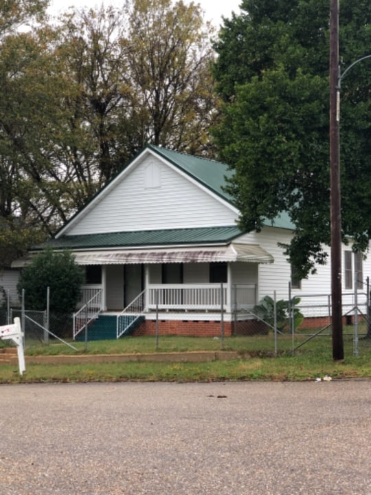 213 Ashurst Ave in Tallassee, AL - Foto de edificio