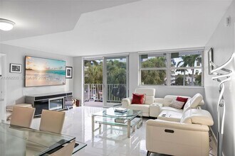 16546 NE 26th Ave in North Miami Beach, FL - Foto de edificio - Building Photo