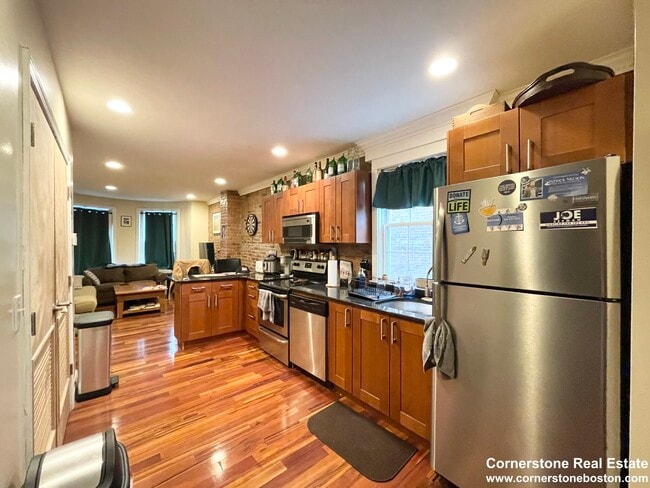 9 Warwick St, Unit 1 in Boston, MA - Foto de edificio - Building Photo