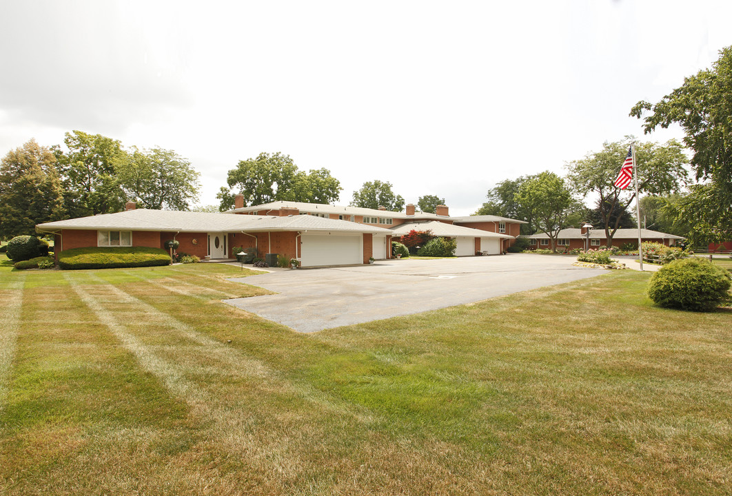 Warwick Manor in Grand Blanc, MI - Building Photo