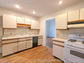 15 Howe St in Somerville, MA - Building Photo - Building Photo