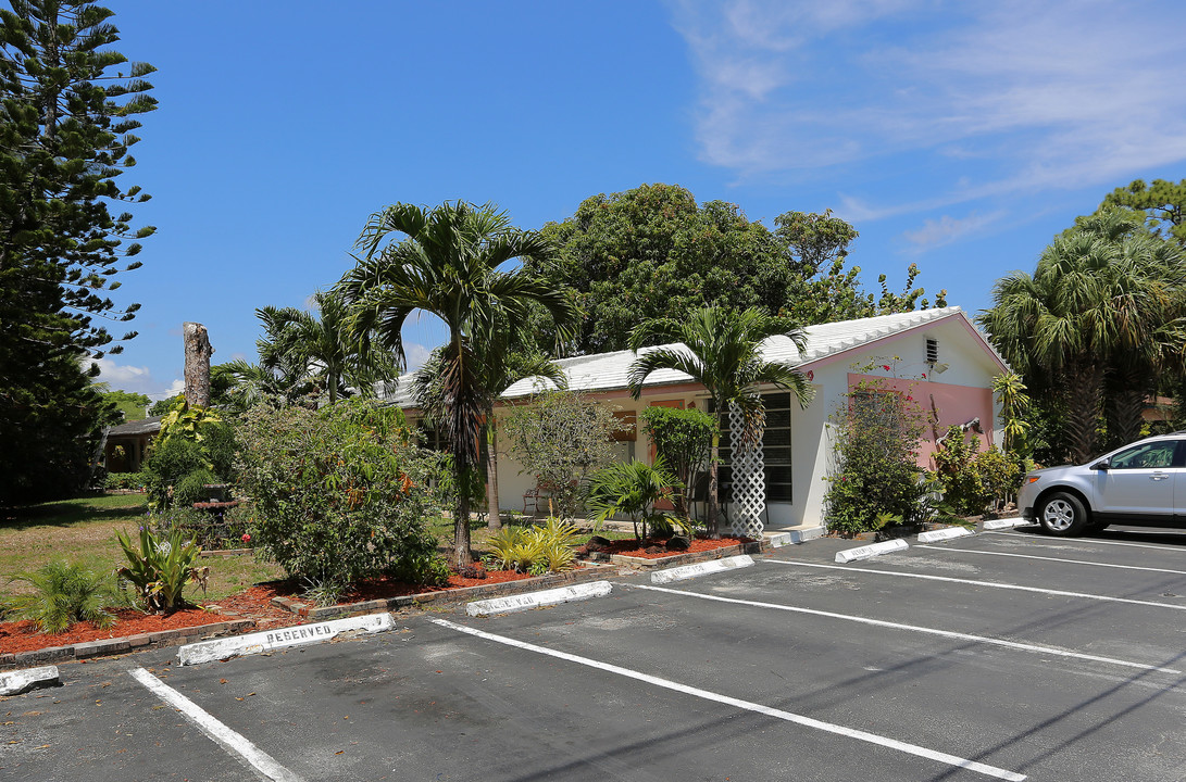 2057 NE 9th Ave in Wilton Manors, FL - Building Photo