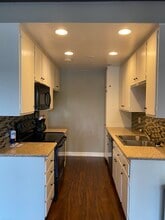 5460 White Oak, Unit Top level loft E-318 in Encino, CA - Foto de edificio - Building Photo
