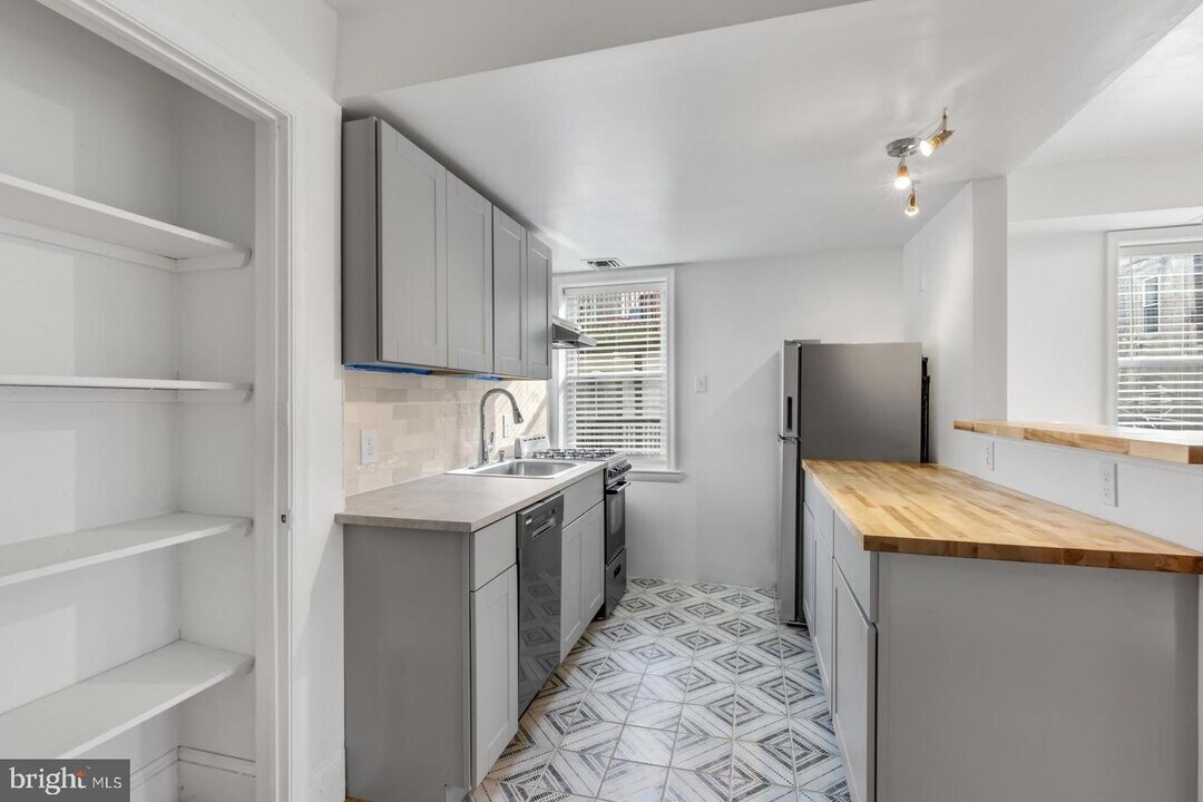 722 S 22nd St-Unit -2R in Philadelphia, PA - Building Photo