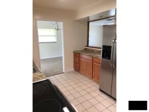 112 Crescent Lake Dr in North Fort Myers, FL - Building Photo - Building Photo