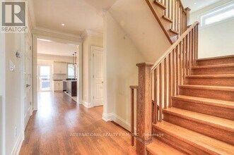 33 Cloverhill Rd in Toronto, ON - Building Photo - Building Photo