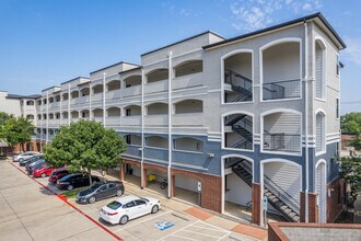 Midtown Urban in Arlington, TX - Foto de edificio - Building Photo