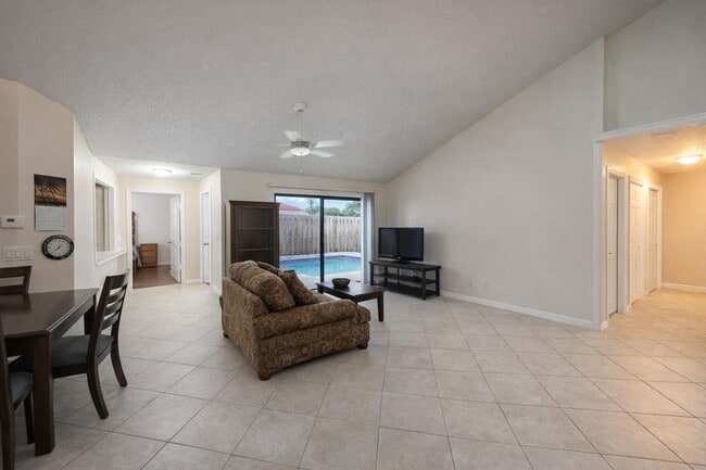 4377 Woodstock Dr in West Palm Beach, FL - Building Photo - Building Photo