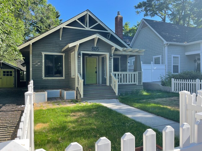 805 E 4th Ave in Ellensburg, WA - Foto de edificio - Building Photo