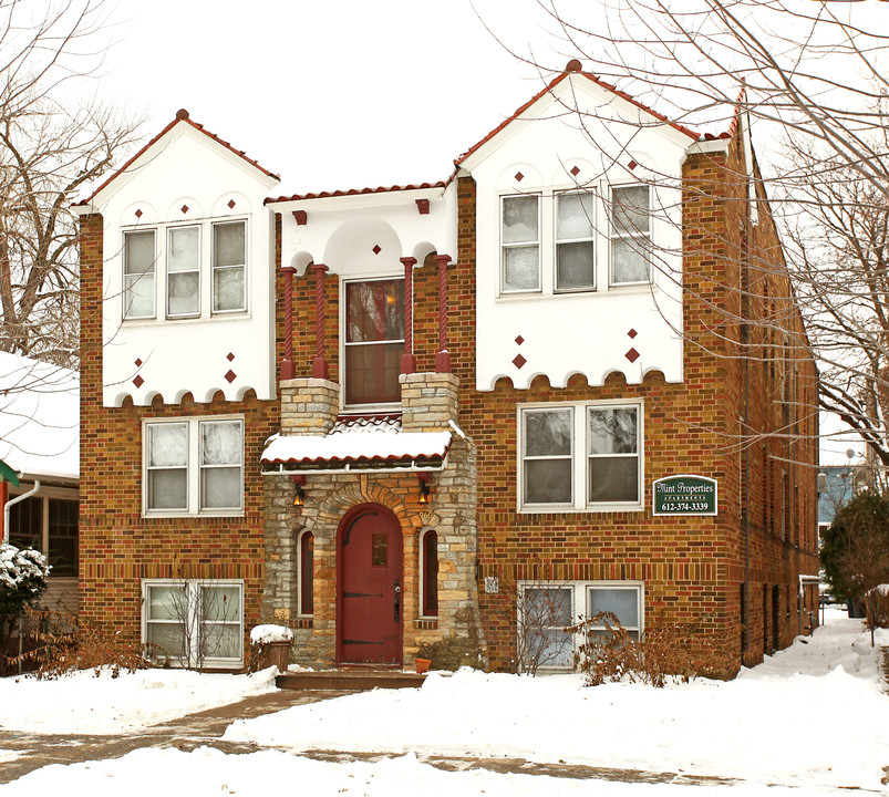 960 Goodrich Ave in St. Paul, MN - Building Photo