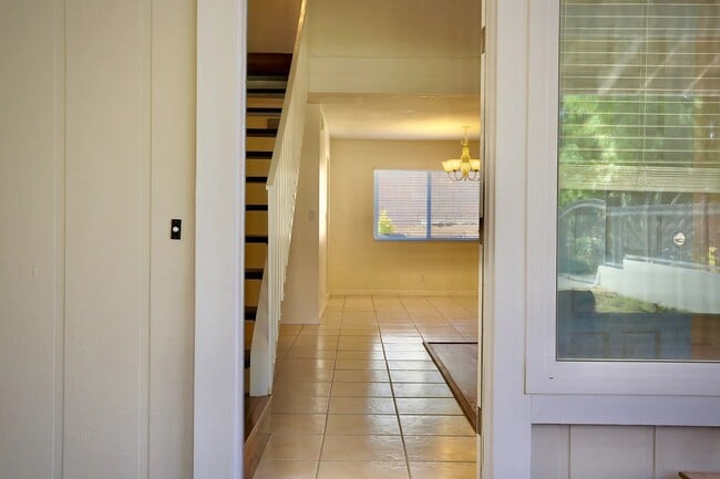 127 Maple Rd in Thousand Oaks, CA - Building Photo - Building Photo