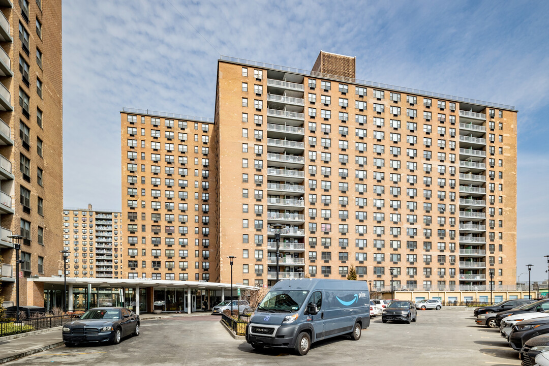 Singapore Tower in Corona, NY - Foto de edificio