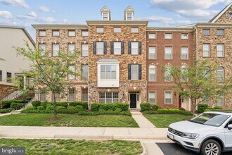 22613 Naugatuck Square in Ashburn, VA - Building Photo - Building Photo