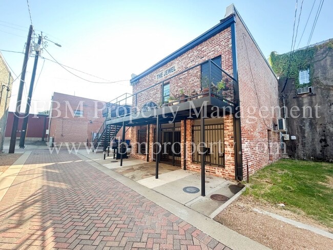 property at 112 W Knox St