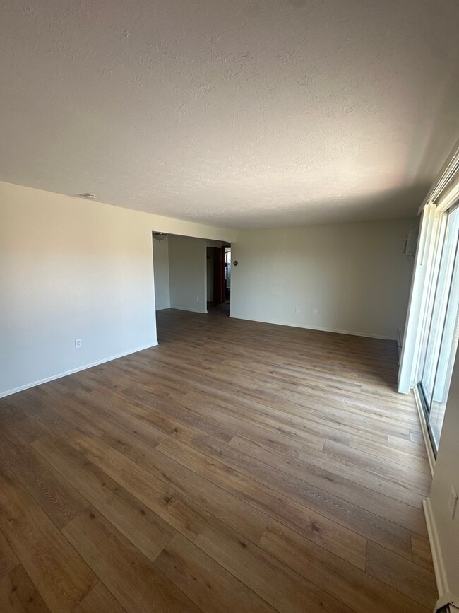 5382 Lee Rd, Unit 204 in Maple Heights, OH - Foto de edificio - Building Photo