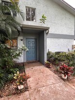 2733 S Oakland Forest Dr in Oakland Park, FL - Building Photo