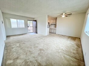 2055 E Broadway in Long Beach, CA - Building Photo - Building Photo
