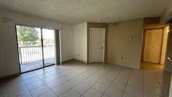 250 Palm Cir W in Pembroke Pines, FL - Building Photo