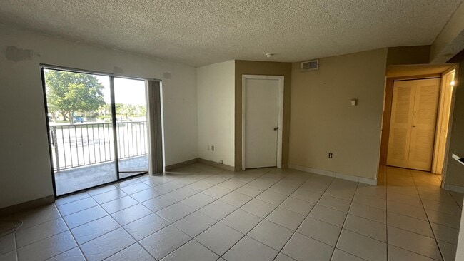 250 Palm Cir W