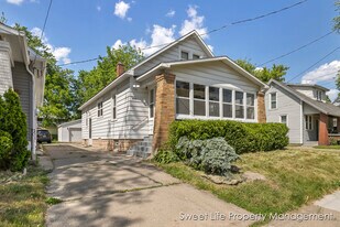239 Elmwood St NE in Grand Rapids, MI - Building Photo
