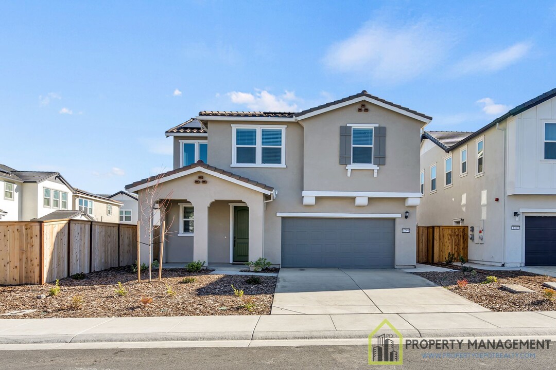 8759 Marygold Wy in Elk Grove, CA - Building Photo