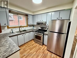 22 Rapallo Dr in Hamilton, ON - Building Photo - Building Photo