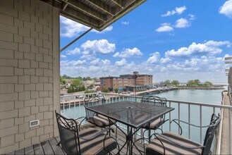 110 S Wisconsin St, Unit 2D in Port Washington, WI - Foto de edificio - Building Photo