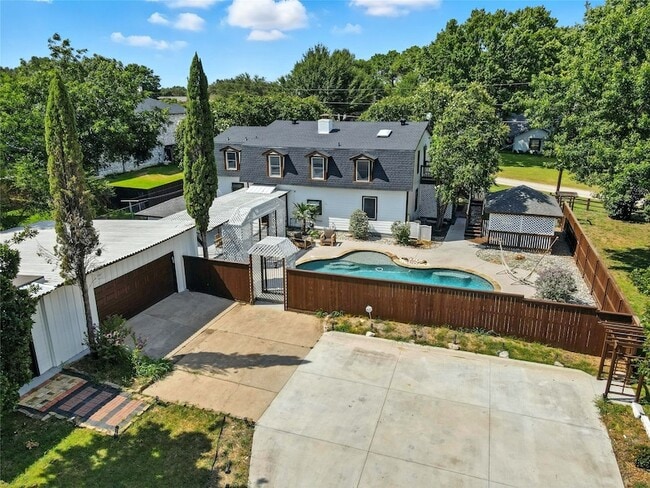 1323 Dublin St in Grapevine, TX - Foto de edificio - Building Photo