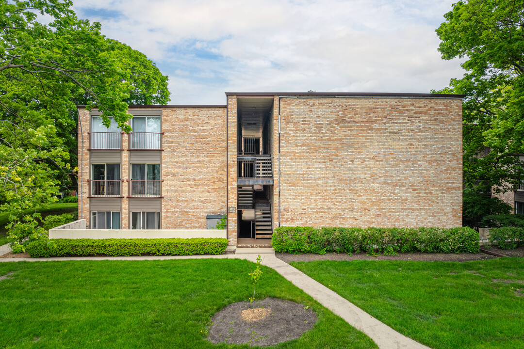 1970 Cherry Ln in Northbrook, IL - Building Photo