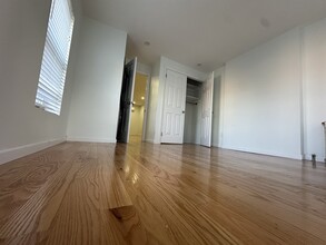 10 -31 51st Avenue, Unit Apt 3 in Long Island City, NY - Foto de edificio - Building Photo