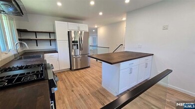 40 Beechwood Rd in Cresskill, NJ - Building Photo - Building Photo