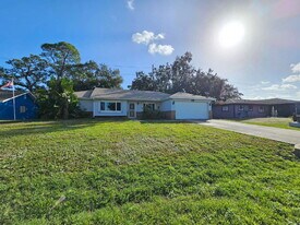 819 Glencove Ave NW in Palm Bay, FL - Building Photo