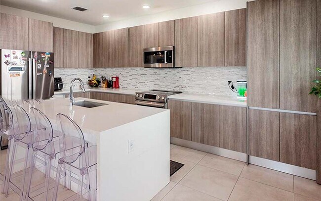 7205 NW 103rd Path in Doral, FL - Building Photo - Building Photo