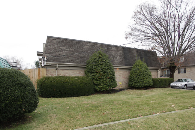 Poplar Manor Condominiums in Louisville, KY - Foto de edificio - Building Photo